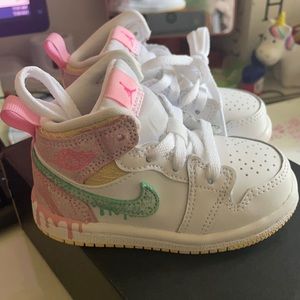 Jordan 1 MID SE paint drip